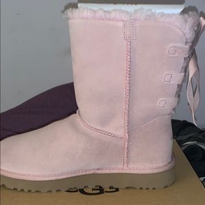 UGG SHORT CONTINUITY BOW PCRY 8 NEVER WORN IN BOX